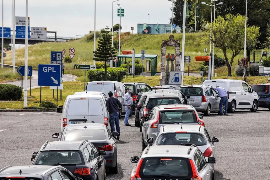 Resultado de imagem para filas nas bombas de gasolina