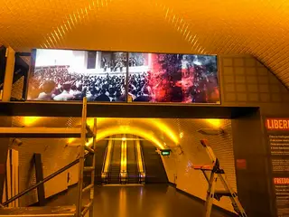 Montagem do Memorial aos Presos e Perseguidos Políticos na estação de Metro da Baixa-Chiado em Lisboa (saída para o Largo Camões) <span class="creditofoto">Foto D.R.</span>