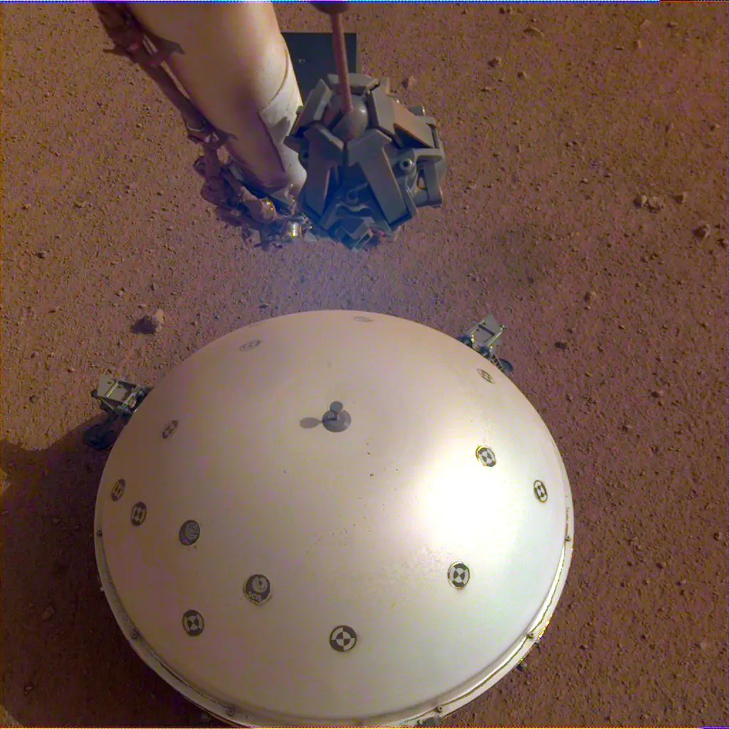 O sismógrafo da sonda Mars InSight na superficie de Marte