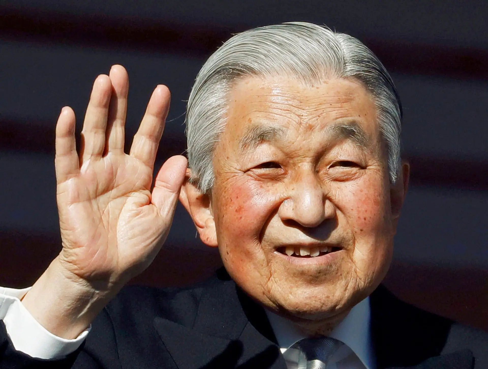 Akihito, o imperador que sempre se ajoelhou, cede agora o trono