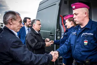 O ministro italiano do Interior, Matteo Salvini, e o ministro do Interior da Hungria, Sandor Pinter, durante a visita à fronteira sérvio-húngara, perto de Roszke, na Hungria <span class="creditofoto">Foto Balazs Szecsodi/ EPA</span>