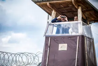 Matteo Salvini visitou o muro entre a Hungria e a Sérvia e até afagou os cães de guarda da polícia que protege as fronteiras húngaras da entrada de refugiados <span class="creditofoto">Foto Balazs Szecsodi/ EPA</span>