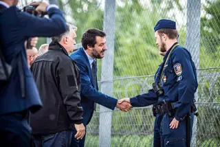 A Hungria foi o primeiro país europeu, a até agora o único, a mandar construir uma barreira física que impedisse a progressão de migrantes para dentro da UE. A construção do muro iniciou-se em 2015 e tem vindo a expandir-se desde então <span class="creditofoto">Foto Balazs Szecsodi/EPA</span>