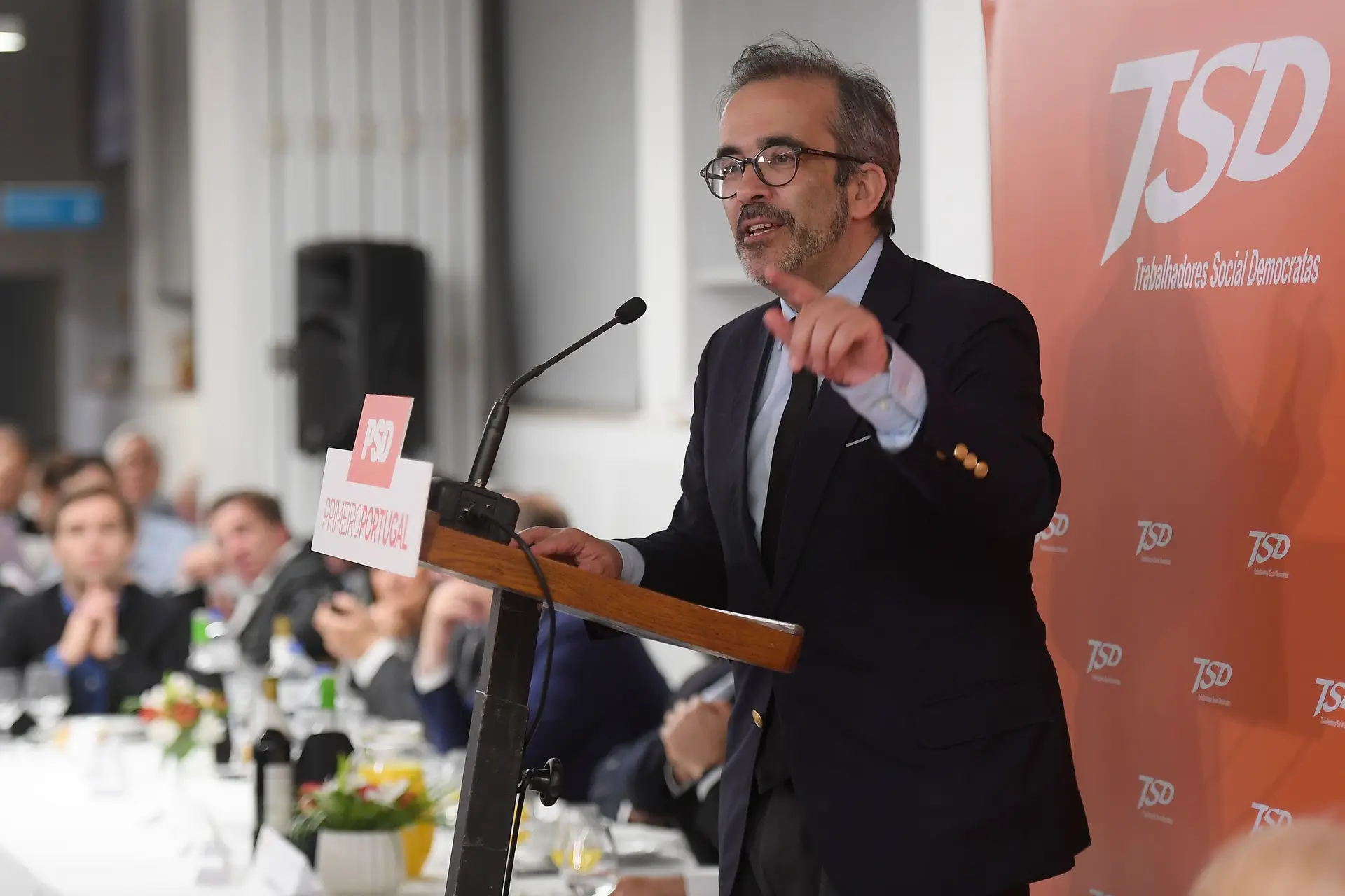 Europeias: Rangel desafia Costa a “pensar seriamente” em manter Moedas como comissário
