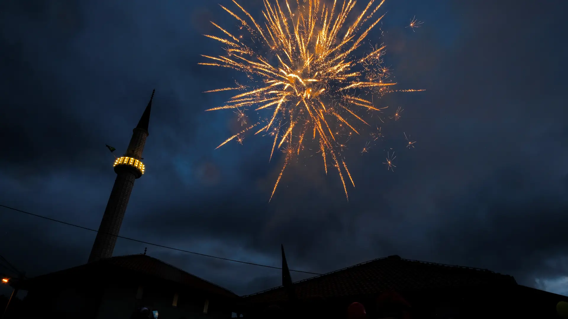 Fogo de artifício nos céus de Sarajevo, Bósnia-Herzegovina, no domingo, para assinalar o início do Ramadão