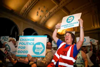 Um comício do Brexit Party, de Nigel Farage, que deve conseguir captar os votos de quem está zangado por o Brexit ainda não ser uma realidade <span class="creditofoto">Foto Christopher Furlong / Getty Images</span>