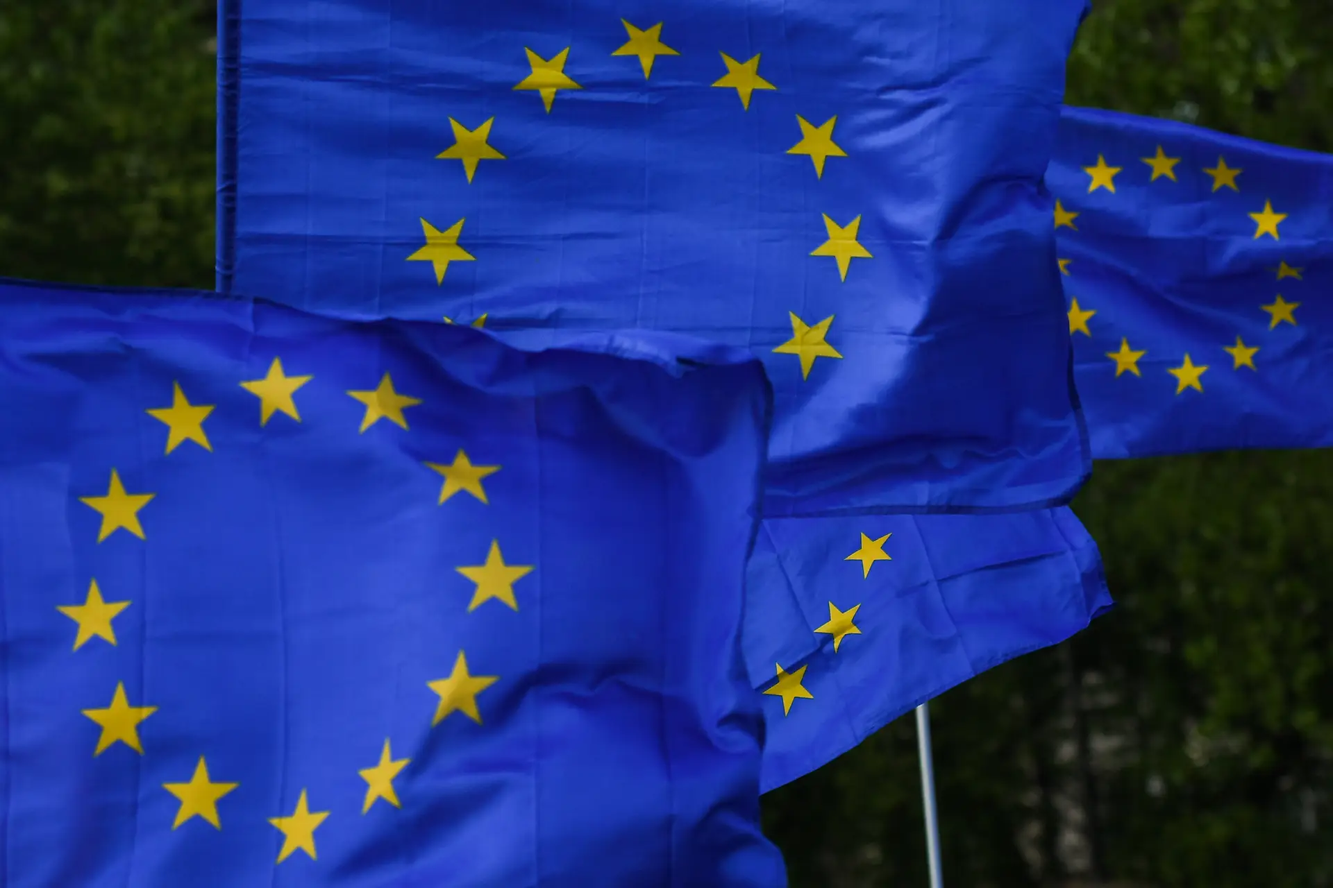 Líderes da UE começam hoje a discutir nomes para liderança das instituições