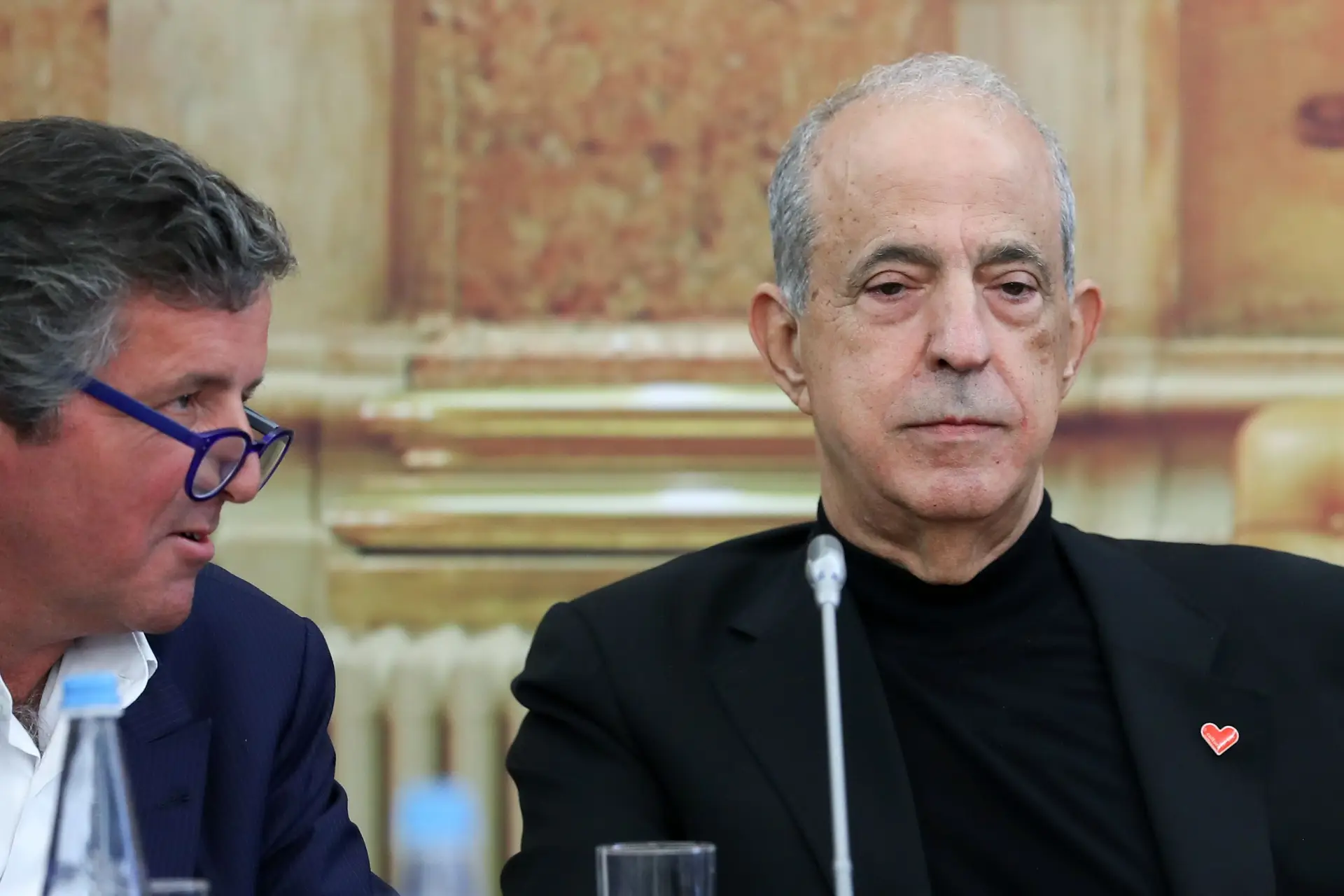 O empresário Joe Berardo (D), ladeado pelo seu advogado André Luís Gomes (E), durante a sua audição perante a II Comissão Parlamentar de Inquérito à Recapitalização da Caixa Geral de Depósitos e à Gestão do Banco, na Assembleia da República, em Lisboa, 10 de maio de 2019