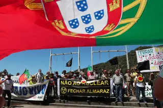 Cordão humano unido pelo encerramento da central nuclear de Almaraz