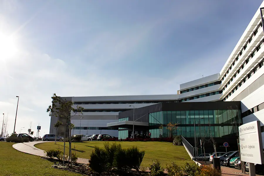 "Estou há dois anos e meio a pedir ajuda”: homem barricou-se em carro nas urgências do Hospital de Cascais