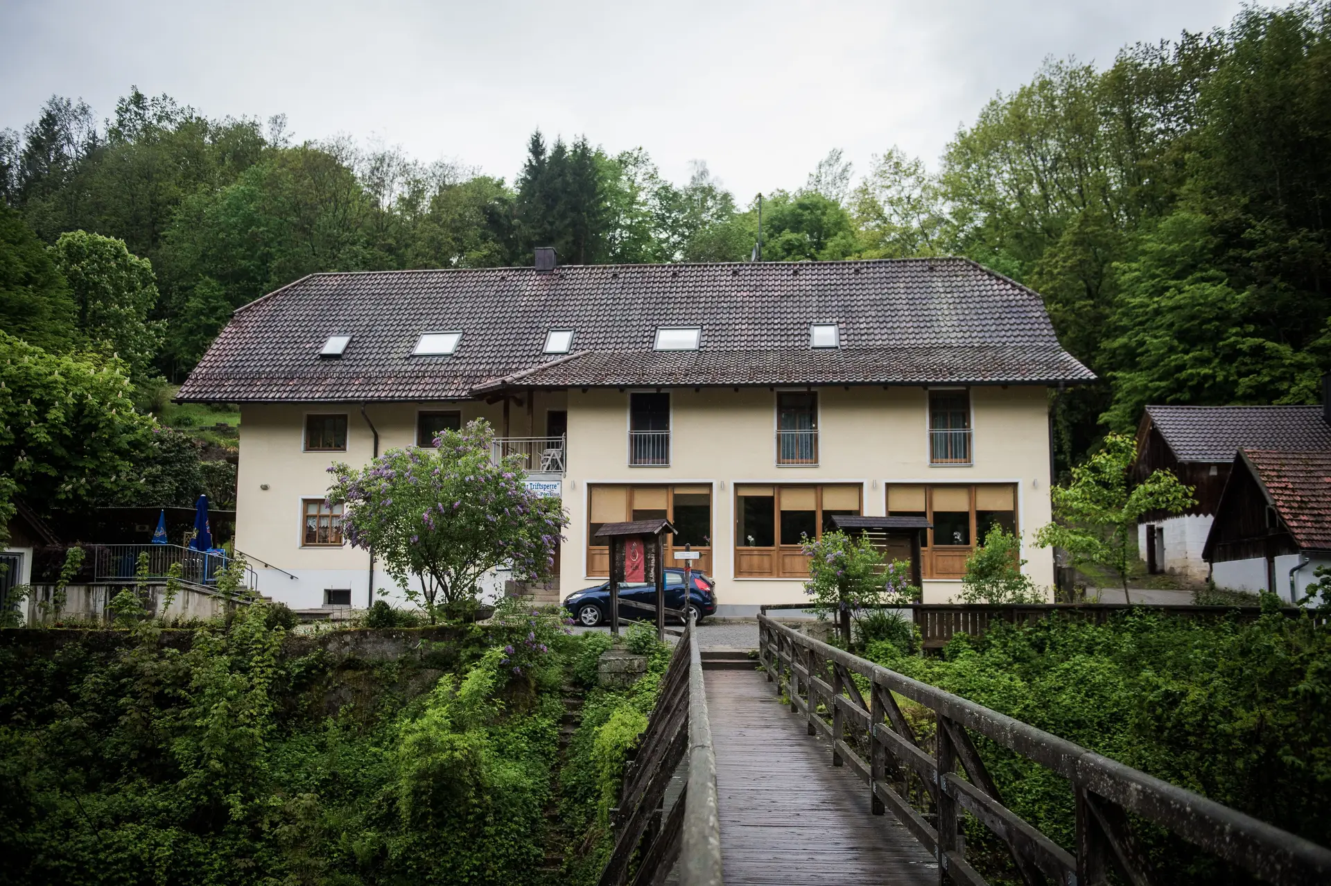 A fachada do albergue Zur Triftsperre, em Passau, na Alemanha, onde três pessoas foram encontradas mortas, trespassadas por flechas
