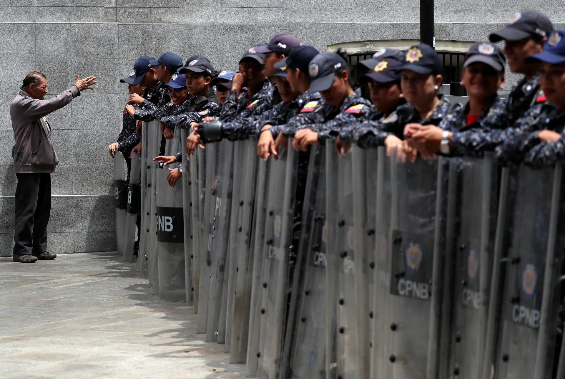 Venezuela. Militares ameaçam jornalistas que tentam aceder à Assembleia Nacional
