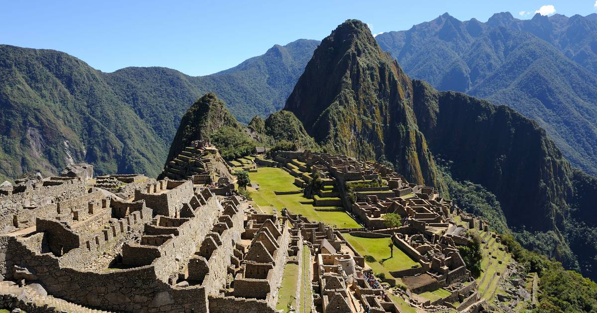 Machu Picchu, maravilha do mundo em risco por má gestão, excesso de turismo e instabilidade num país que terá nove presidentes em dez anos
