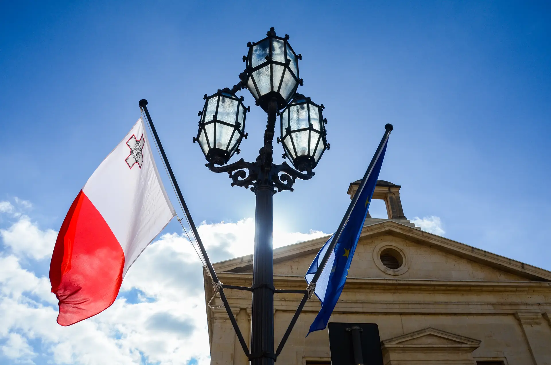 A bandeira de Malta e da União Europeia hasteadas em La Valleta, a capital