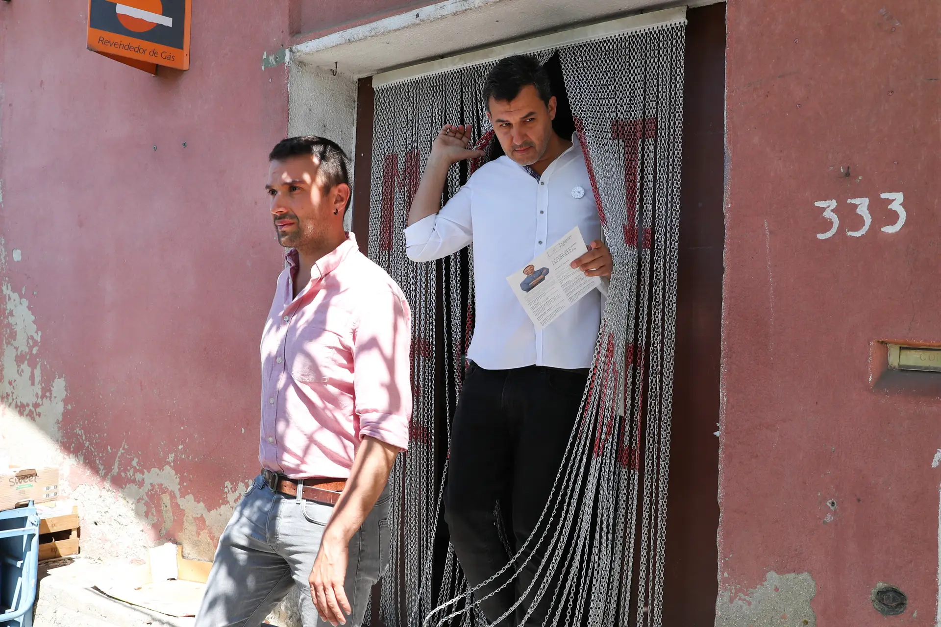 Francisco Guerreiro, cabeça de lista do PAN às Europeias, e André Silva, deputado do partido, no bairro Quinta da Lage, na Amadora