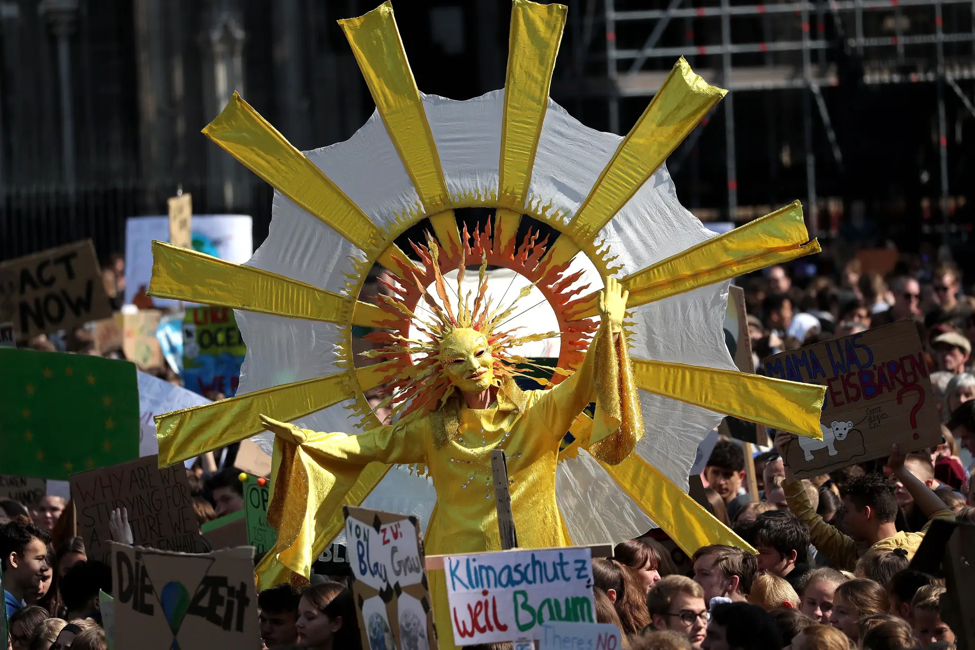 Jovens de todo o mundo (de novo) nas ruas pelo planeta. Veja as imagens
