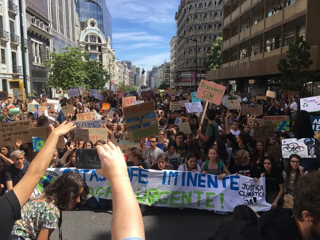 “Os putos acordaram” e Ferro saiu do Parlamento para falar com os grevistas pelo clima
