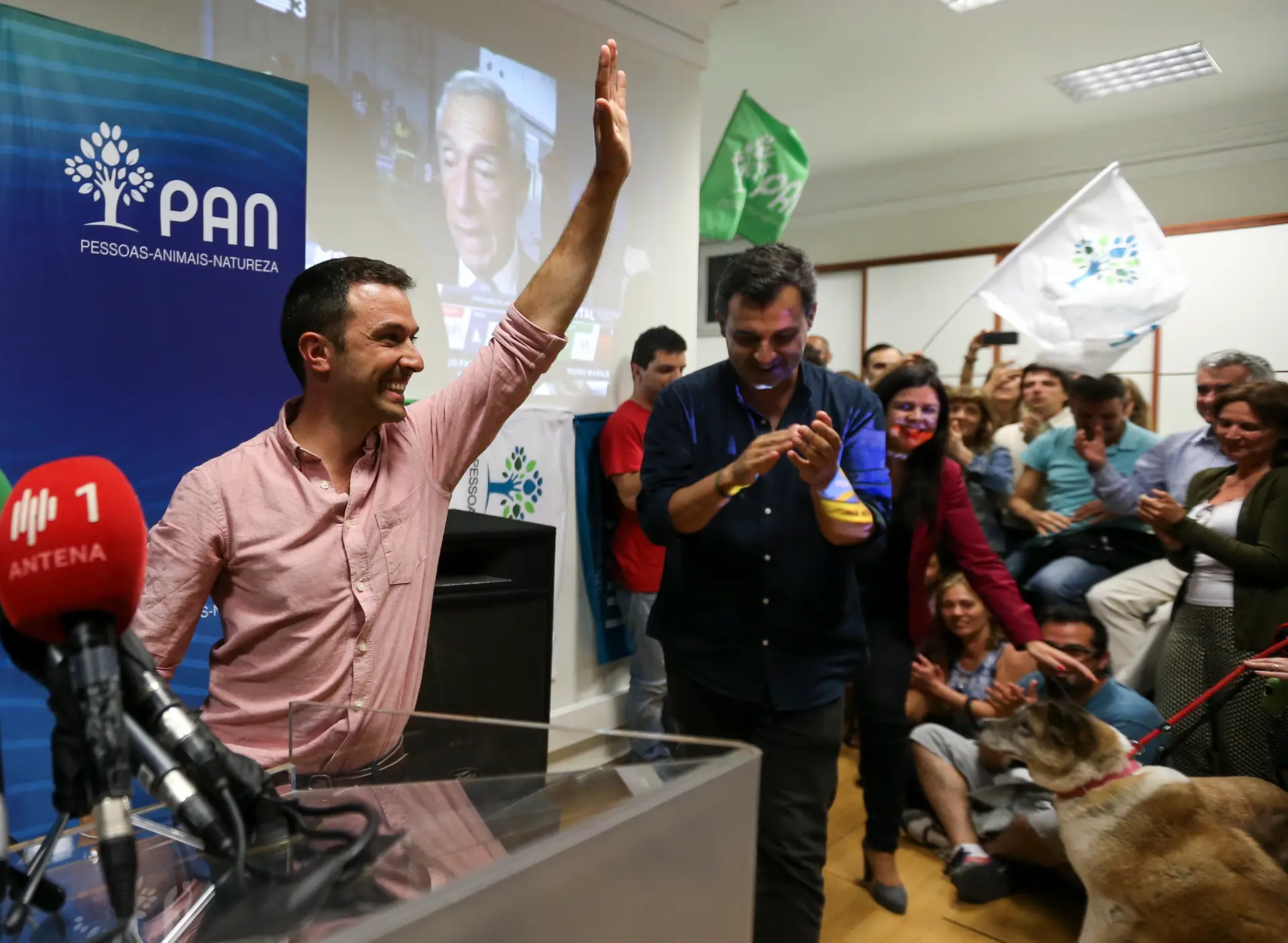 Francisco Guerreiro a comemorar a eleição como eurodeputado, em maio de 2019, com André Silva, na sede do PAN
