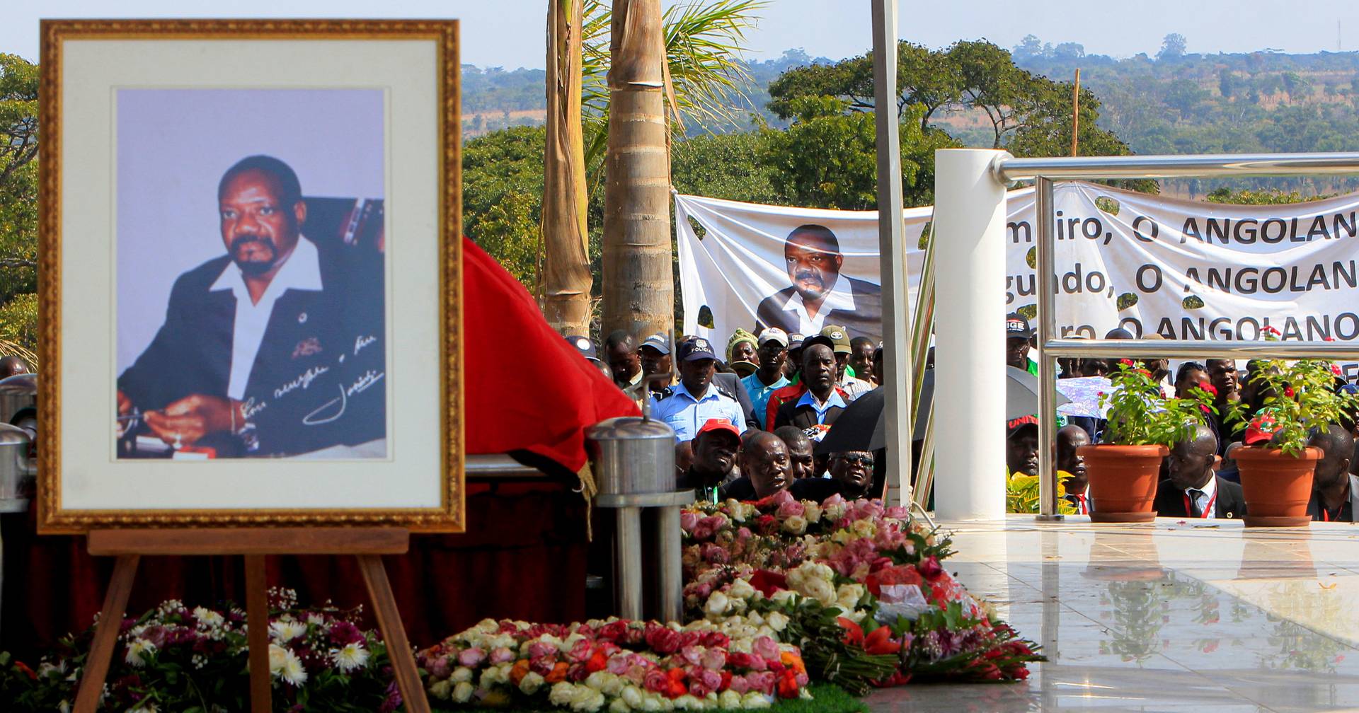 Expresso Fotogaleria As Imagens Do Funeral De Jonas Savimbi 