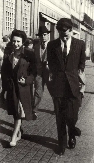 APANHADOS POR UM FOTÓGRAFO NO PRIMEIRO ENCONTRO, NO PORTO, EM 1946