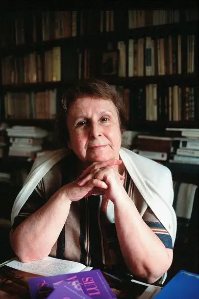 "Prefere ser um rico desconhecido, a ser um herói pobre. É melhor do que parece. O homem português é dissimulado, e fez da inveja um discurso do bom senso e dos direitos humanos. Mas é também um homem de paixões moderadas pela sensibilidade, o que faz dele um grande civilizado. Gosta das mulheres, o que explica o estado de dependência em que as pretende manter. A dependência é uma motivação erótica." Excerto do texto "O Homem Português", um dos muitos apontamentos, textos, notas, cartas, pensamentos sem data reunidos em "Caderno de Significados" (Guimarães Editores, 2015)