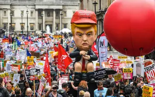 Milhares de britânicos manifestaram-se esta terça-feira nas principais artérias de Londres contra as políticas do presidente dos Estados Unidos, nomeadamente no que à imigração diz respeito <span class="creditofoto">Foto ANDY RAIN/EPA</span>