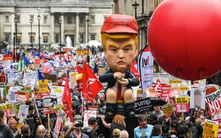 Milhares de britânicos manifestaram-se esta terça-feira nas principais artérias de Londres contra as políticas do presidente dos Estados Unidos, nomeadamente no que à imigração diz respeito <span class="creditofoto">Foto ANDY RAIN/EPA</span>