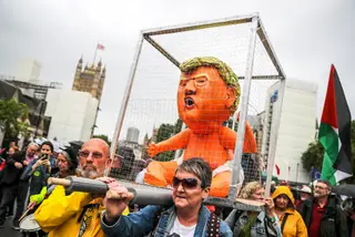 Uma segunda versão do “bebé Trump” apareceu esta terça-feira em Trafalgar Square, epicentro das manifestações contra o Presidente dos Estados Unidos <span class="creditofoto">Foto Alkis Konstantinidis/REUTERS</span>