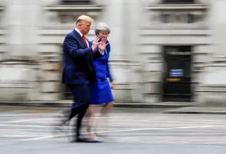 A primeira-ministra britânica está de saída do número 10 de Downing Street e o próximo nome a ocupar esta morada herda um cenário de boas relações diplomáticas <span class="creditofoto">Foto Carlos Barria/REUTERS</span>