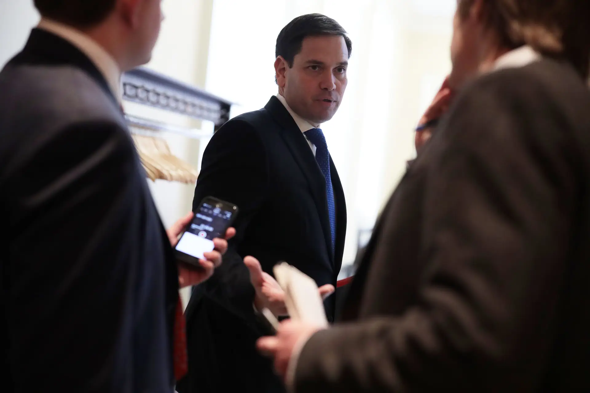 Rubio afirma que El Salvador se ofereceu para receber reclusos detidos nos EUA