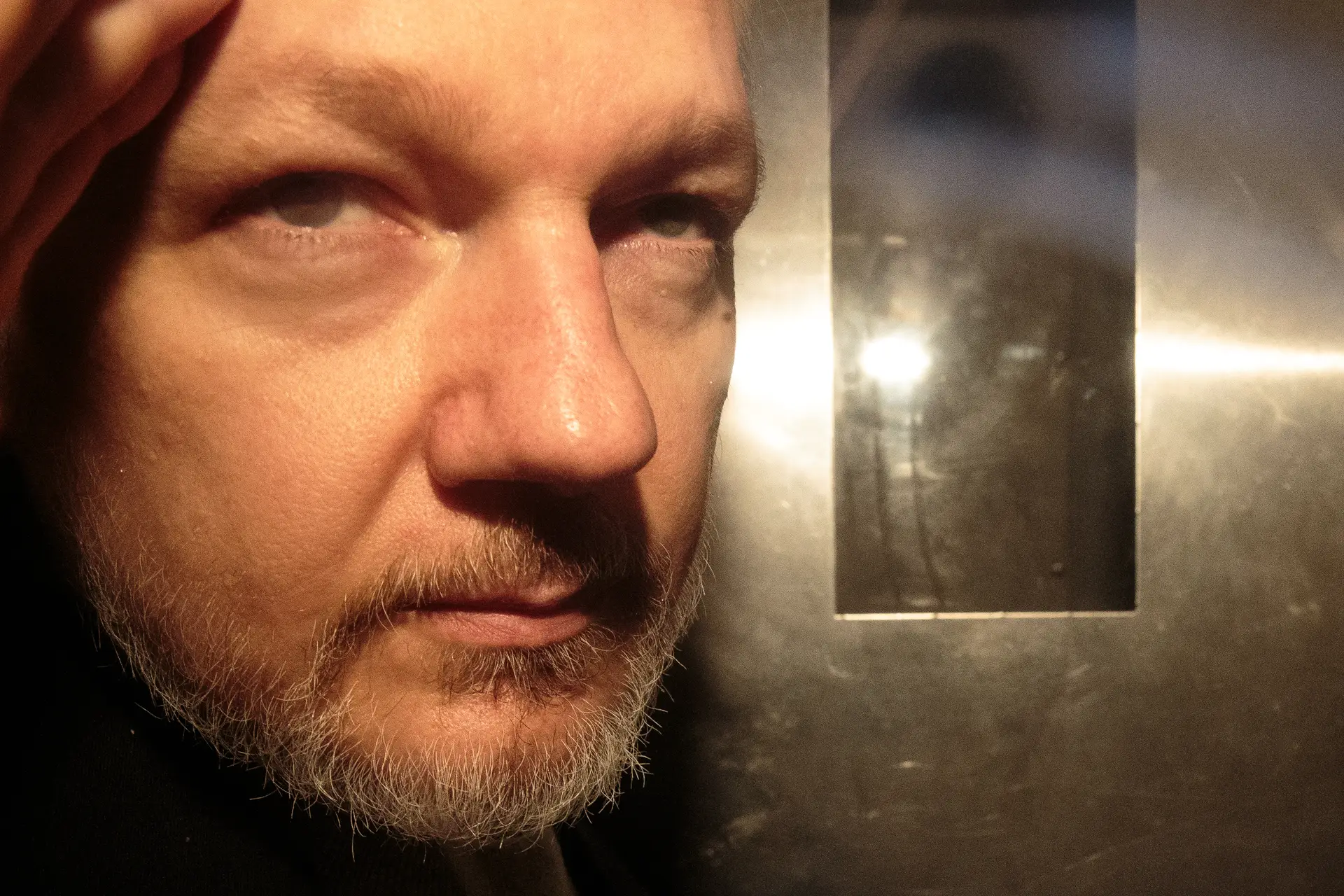Assange vai continuar preso quando a sua pena terminar daqui a dias