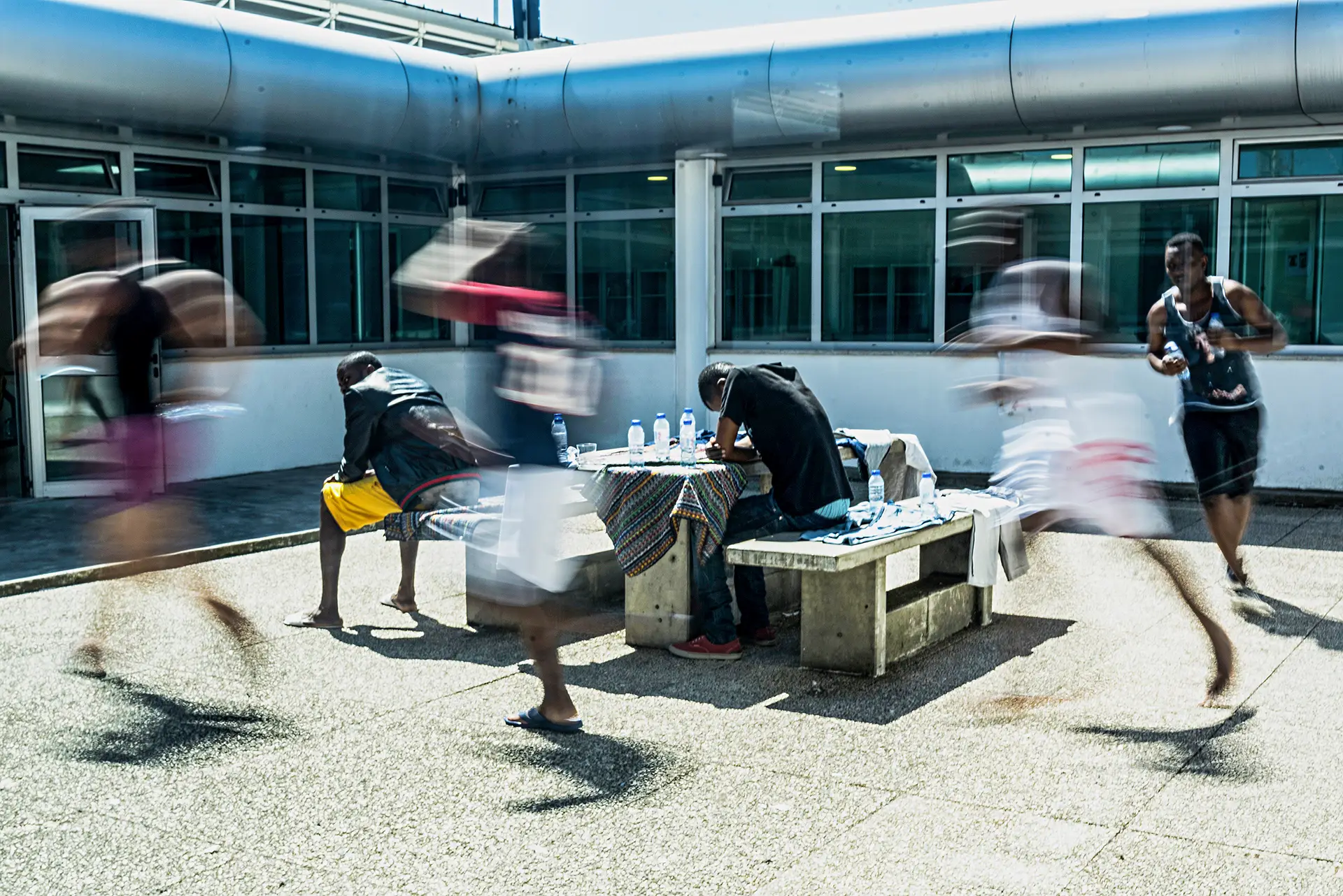 Os refugiados na hora, difícil, da chegada