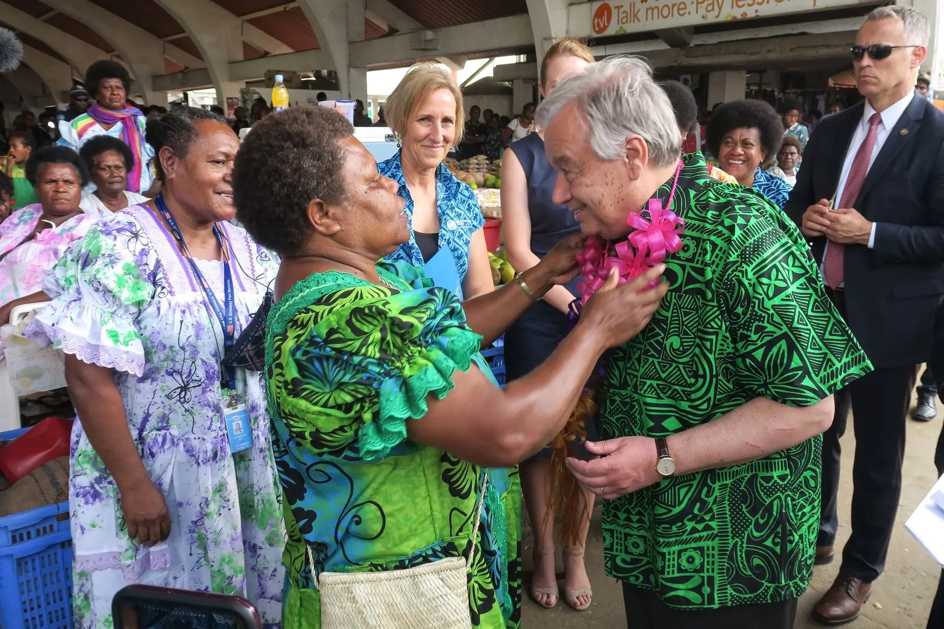 António Guterres, a 18 de maio, num mercado de Vanuatu, um dos Estados insulares em risco pela subida do nível do mar