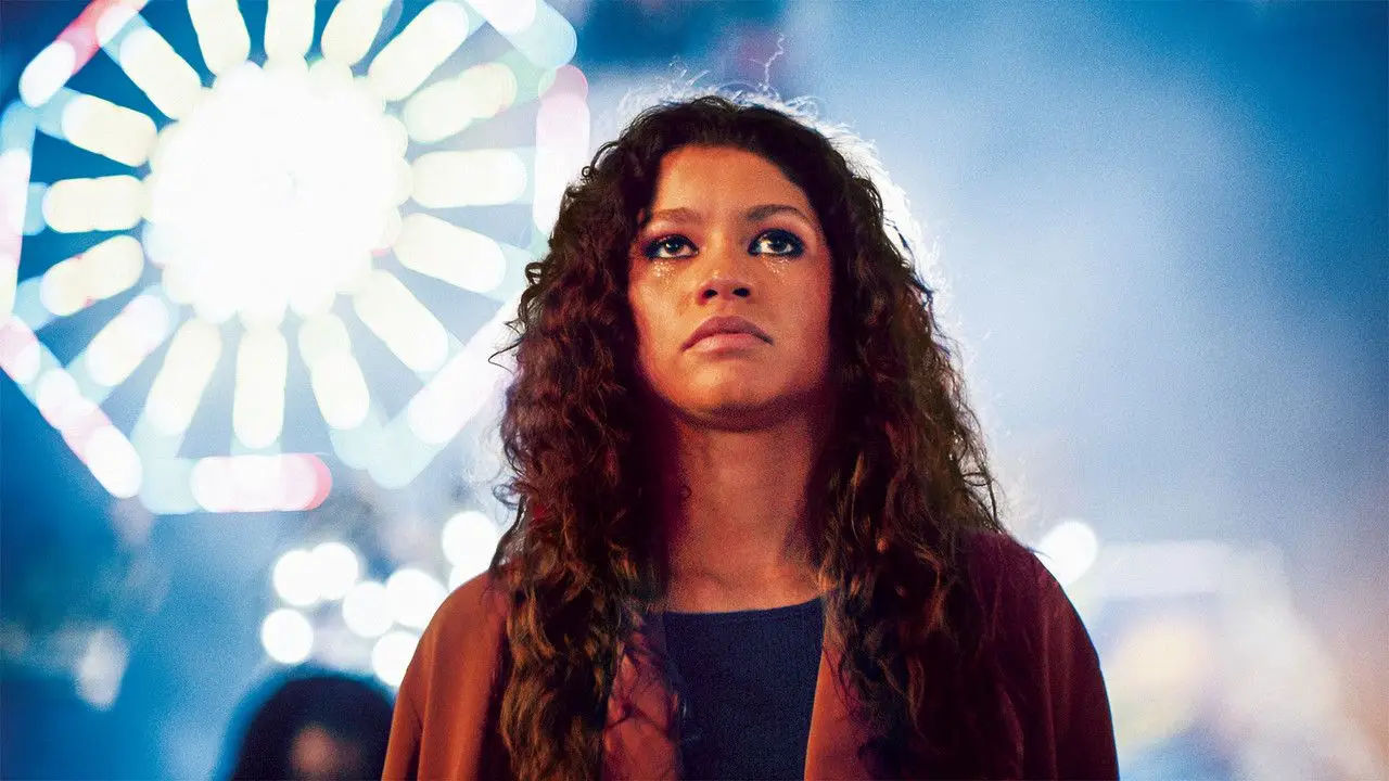 Zendaya interpreta Rue, uma adolescente com uma saúde mental instável que luta contra a toxicodependência