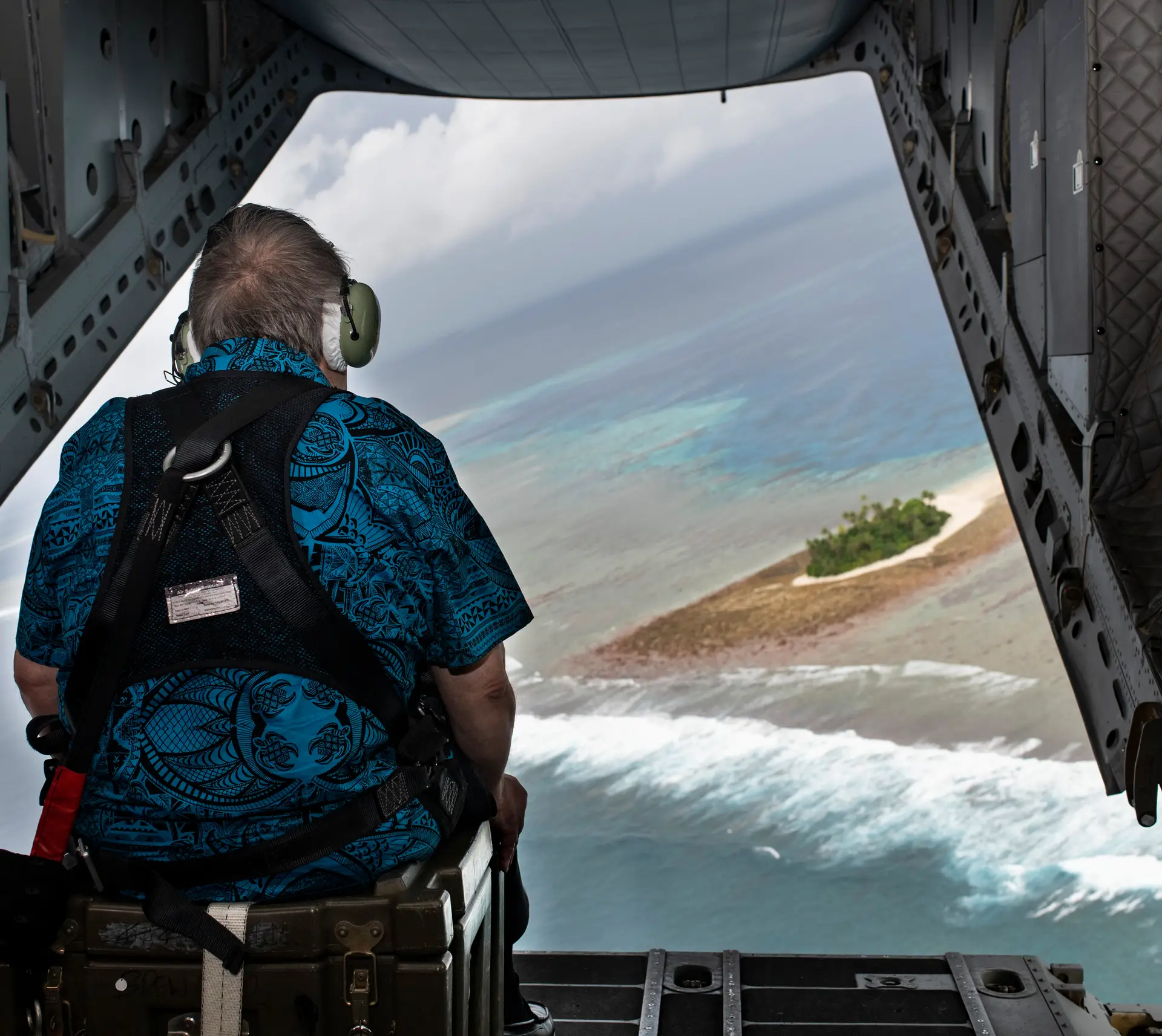 António Guterres sobrevoa Tuvalu. A parte de trás do avião abre-se para ser mais percetível o avanço do mar sobre as pequenas ilhas