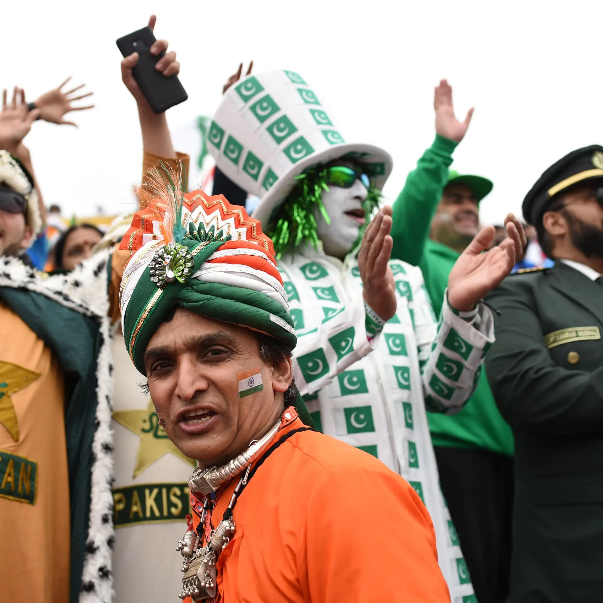 Críquete: Índia festeja vitória sobre o Paquistão perante estádio com 120  mil adeptos