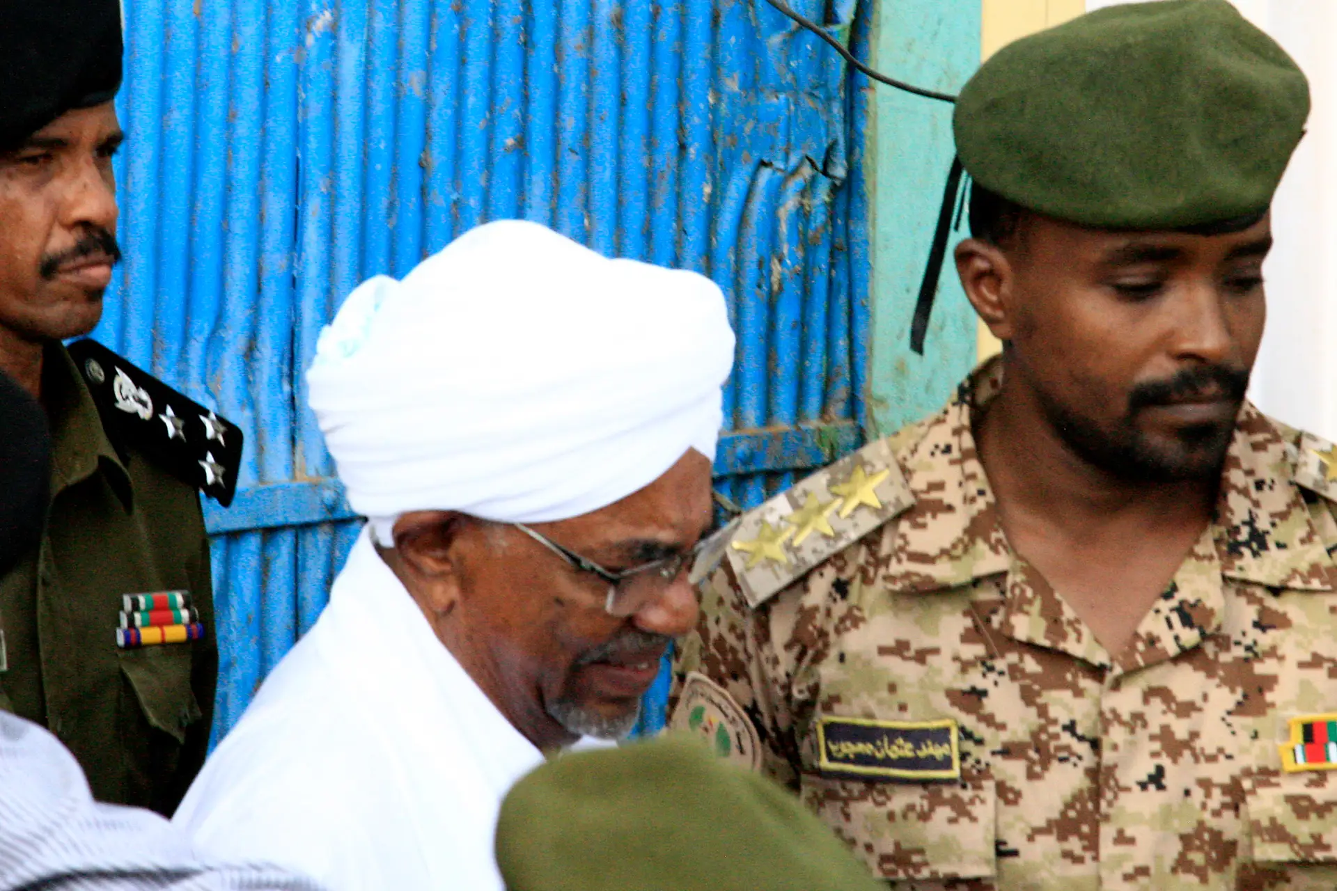 Sudão. Omar al-Bashir aparece em público pela primeira vez desde que foi deposto. Críticos continuam céticos