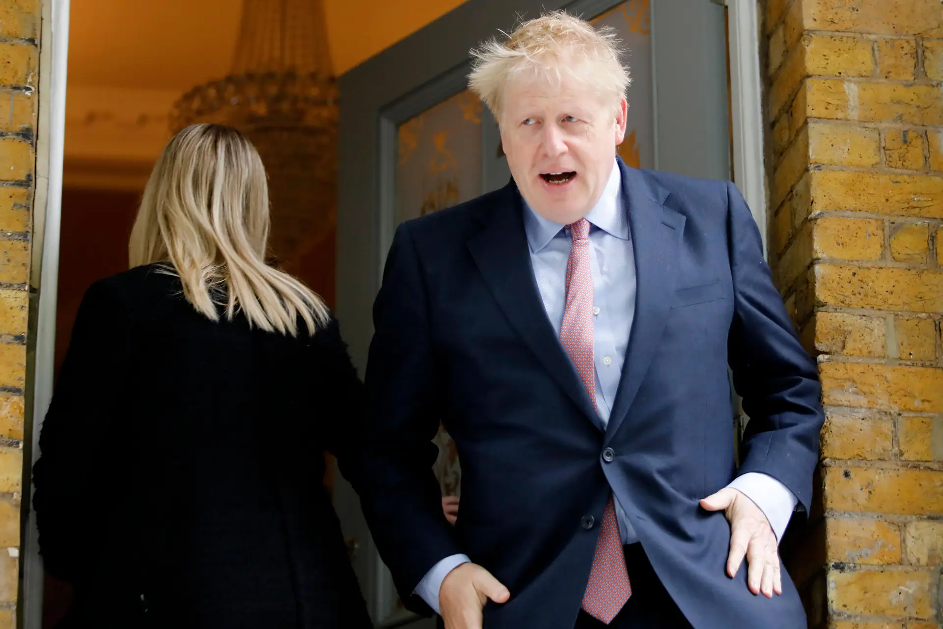 Boris Johnson cai nas preferências dos conservadores após altercação com namorada