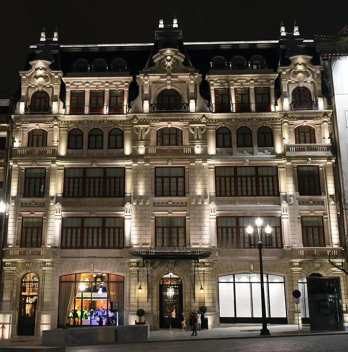 Na reabilitação urbana, no turismo, venceu o Le Monumental Palace Hotel, que fica no Porto. De cinco estrelas, a recuperação realizada pela empresa Mystic Invest com desenho do ateliê Rodapé Arquitetos, manteve a glória deste imóvel antigo. 