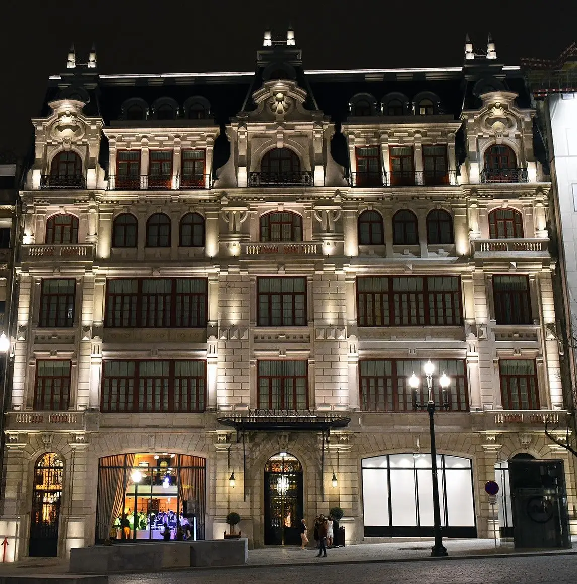 Na reabilitação urbana, no turismo, venceu o Le Monumental Palace Hotel, que fica no Porto. De cinco estrelas, a recuperação realizada pela empresa Mystic Invest com desenho do ateliê Rodapé Arquitetos, manteve a glória deste imóvel antigo.