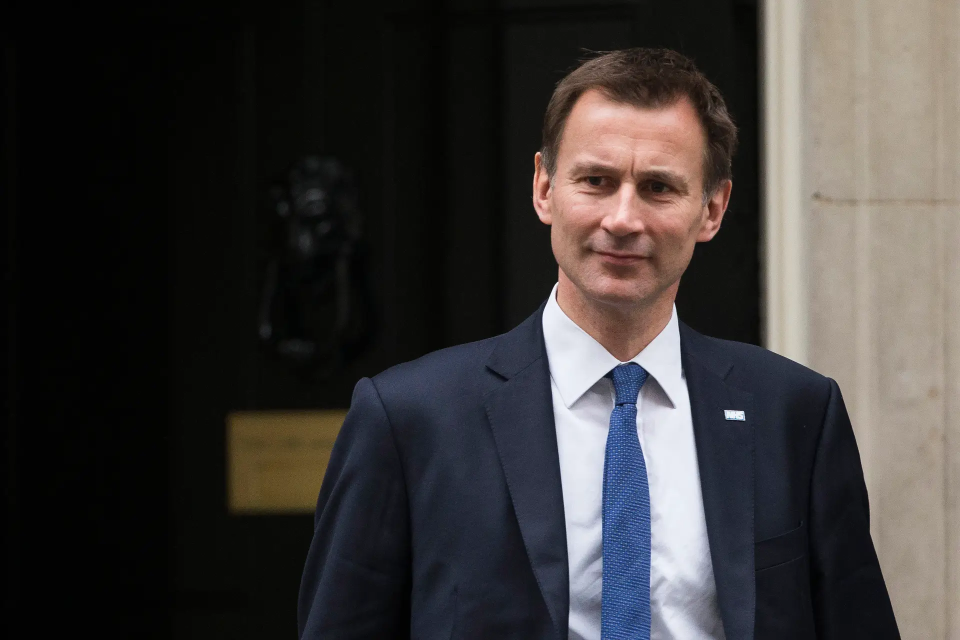 Novo ministro das Finanças britânico reverte quase todas as medidas fiscais anunciadas em setembro pelo antecessor