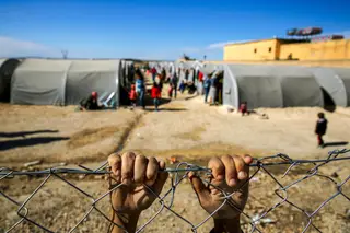 As mãos, os braços e o futuro indefinido de um rapaz curdo num campo de refugiados na Turquia