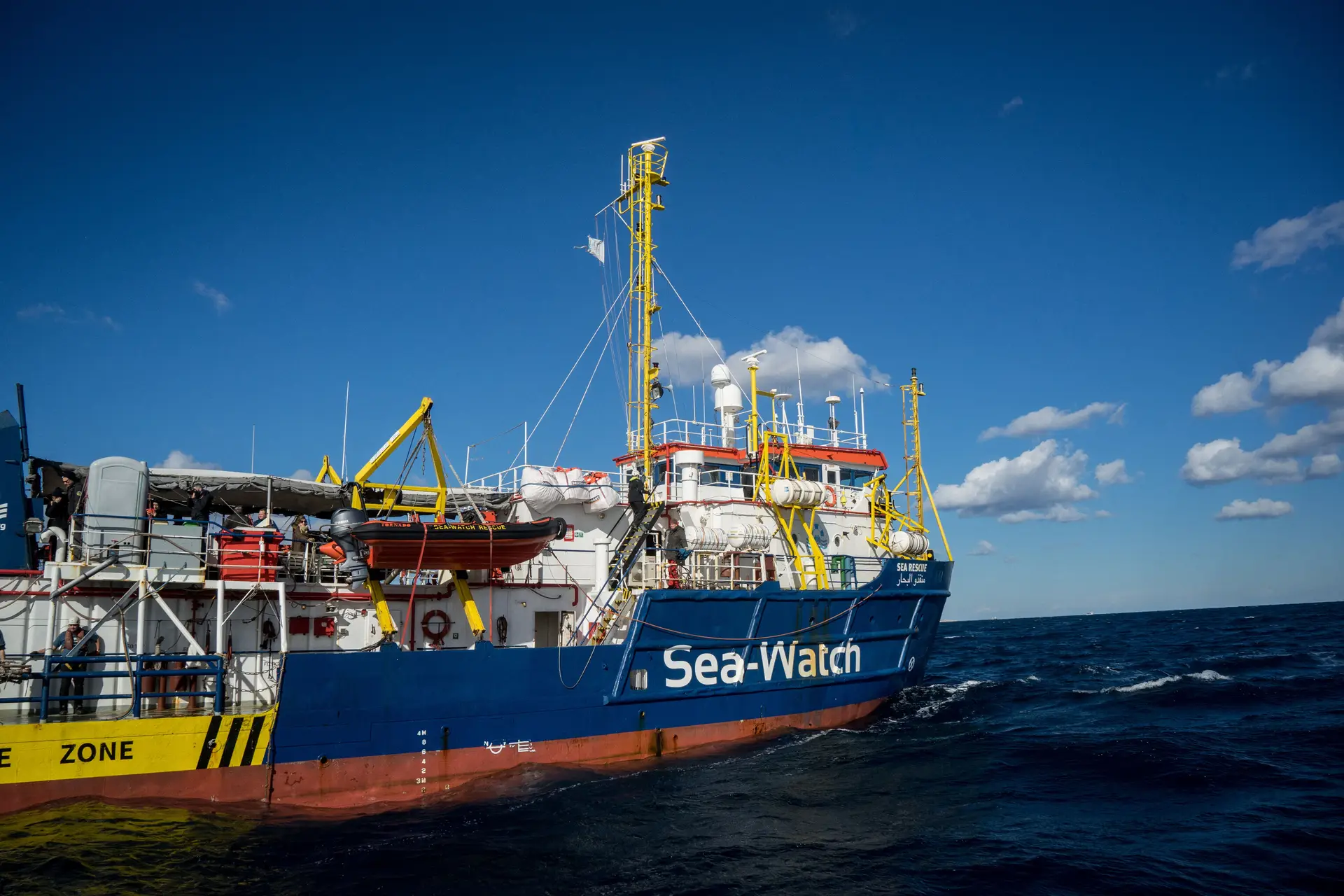 “Decidi ir para Lampedusa. Sei os riscos mas os 42 sobreviventes estão exaustos”: navio de resgate entra sem autorização em Itália