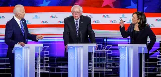 Filha de pai negro e mãe indiana, Kamala Harris confrontou diretamente Biden (à esq.) no debate de quinta-feira. Entre os dois, Bernie Sanders <span class="creditofoto">Foto Mike Segar / Reuters</span>