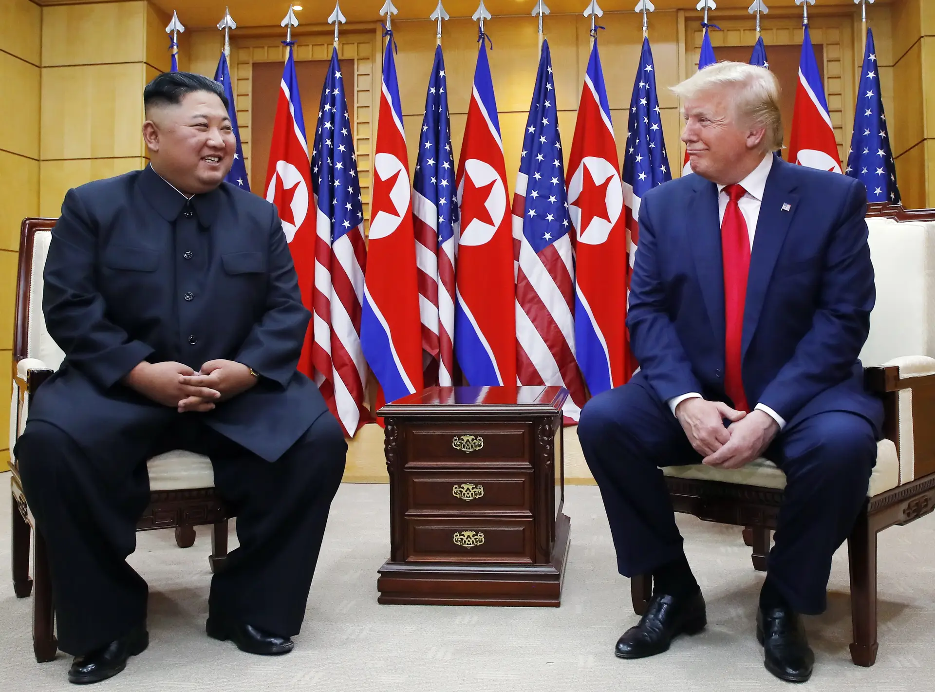 Embora seja a primeira visita de um presidente americano à Coreia do Norte, este é já o terceiro encontro entre chefes de Estado dos dois países.