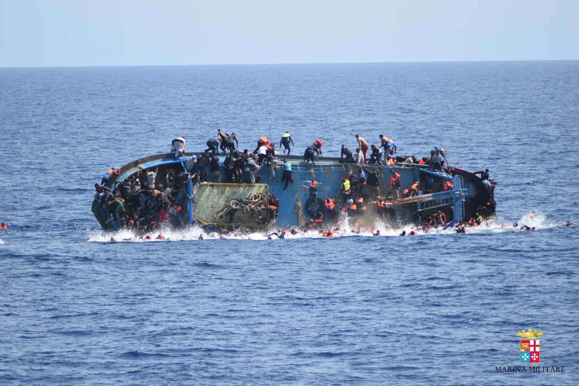 As pessoas que vê na imagem foram resgatadas em 2016 pela Marinha italiana. Cerca de 500 caíram ao mar depois de o barco que os trouxe da Líbia se virar devido ao excessivo número de gente a bordo. Hoje, grande parte das pessoas que atravessam o Mediterrâneo chega em barcos de borracha: bem mais pequenos, bem mais frágeis