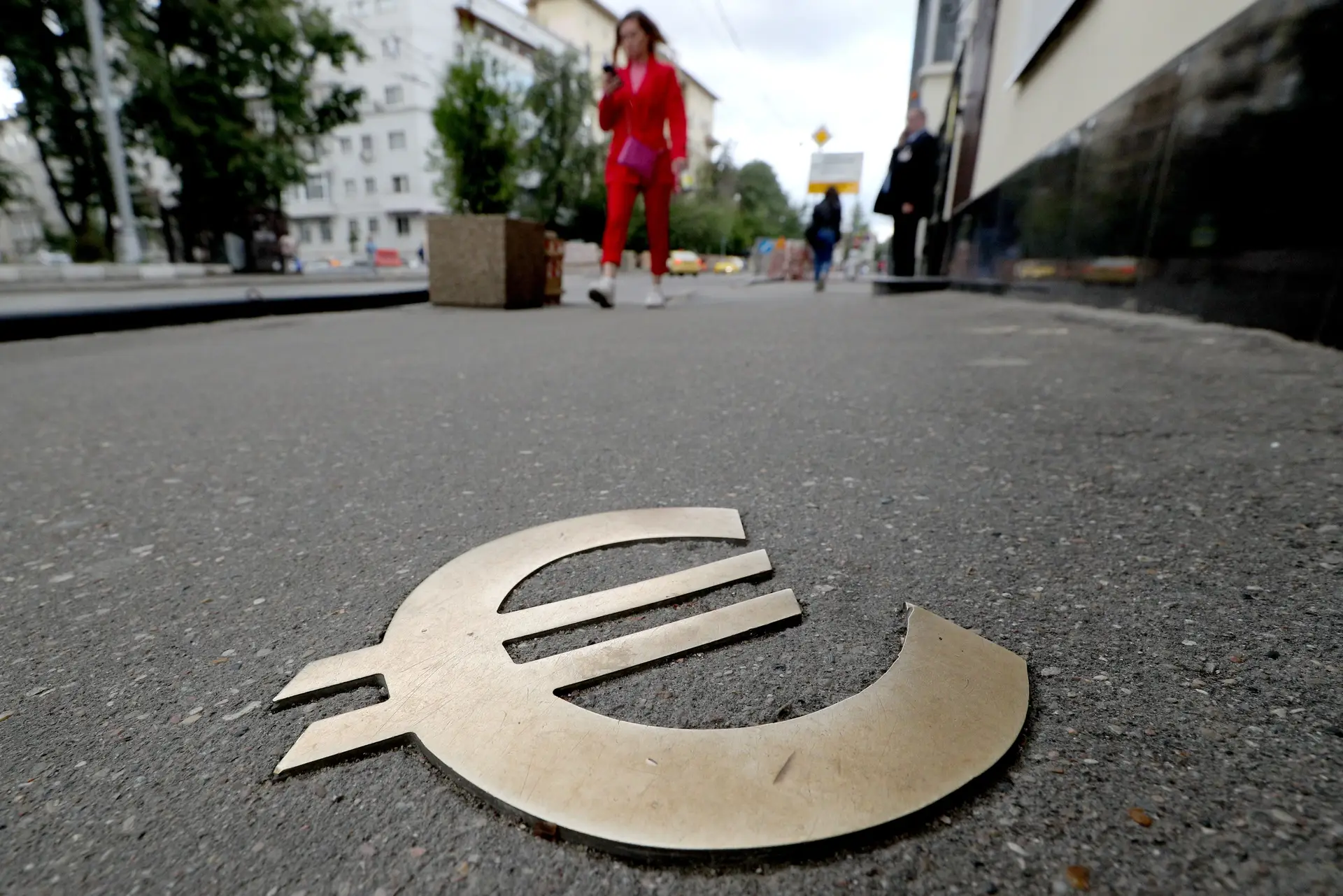 Euro sofre dano colateral da escalada entre EUA e China. Moeda única valoriza-se 1,2%