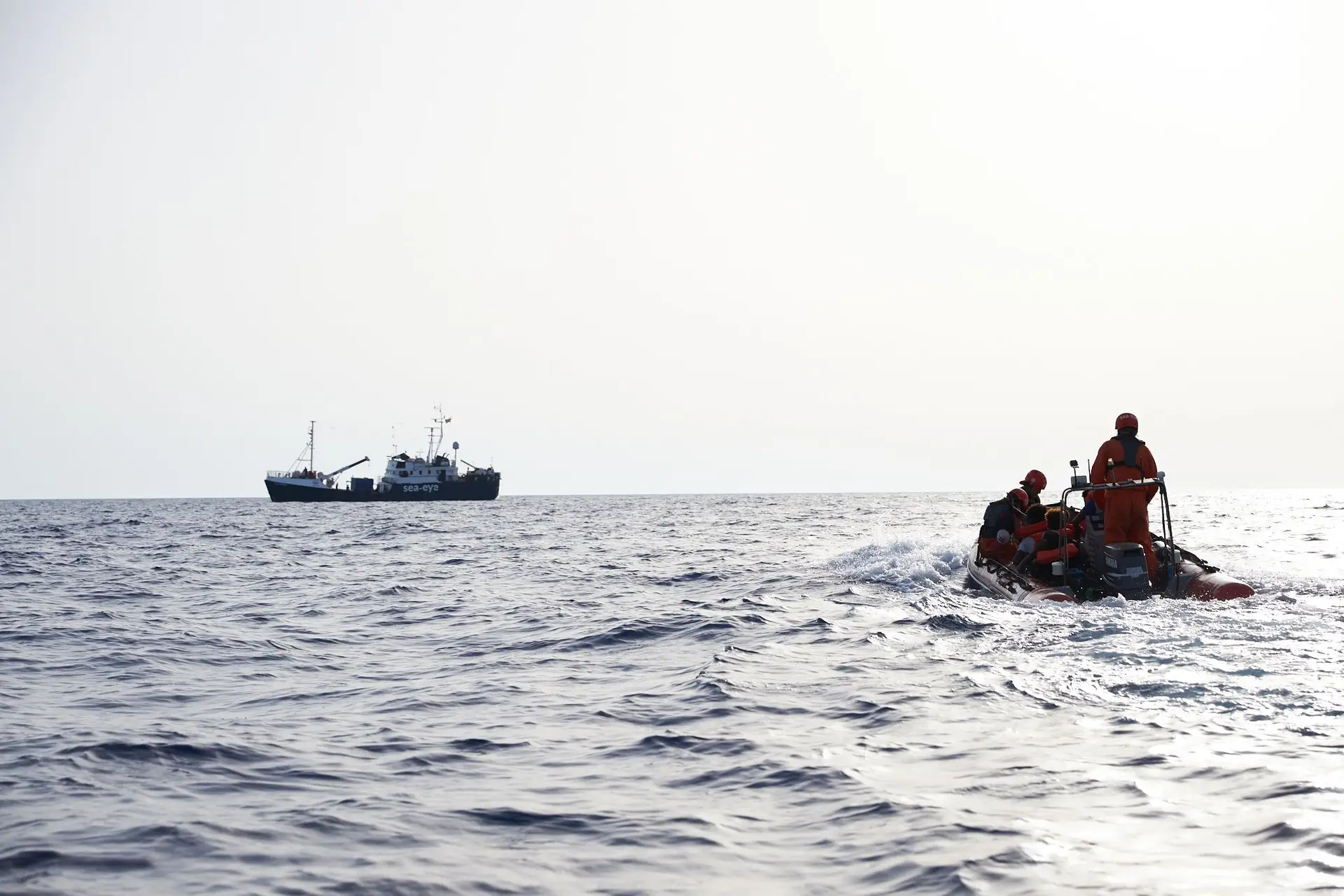 Único navio de resgate civil no Mediterrâneo recusa desembarque na Líbia e vai para Itália