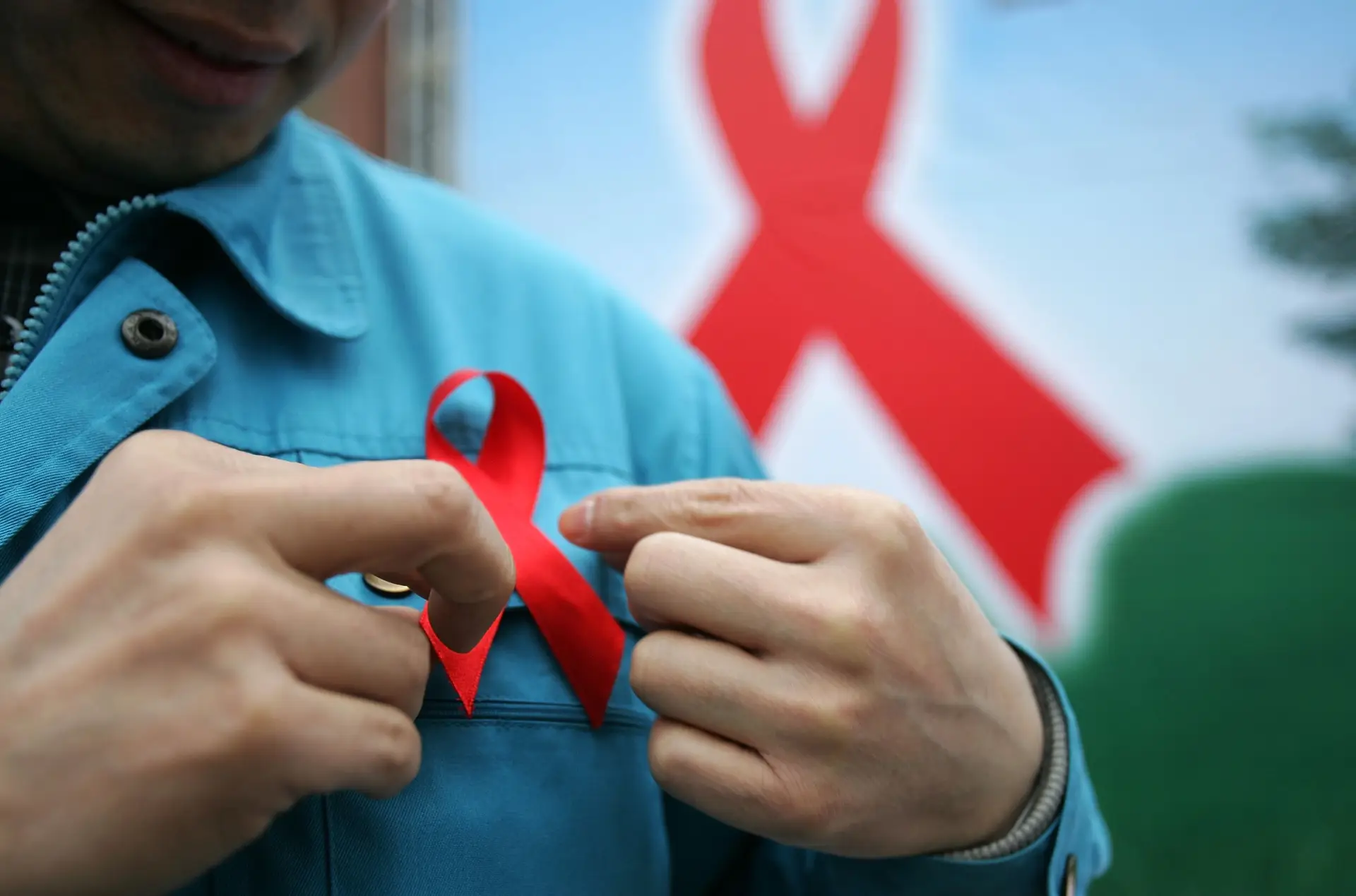 Um laço vermelho, um símbolo luta contra a Sida