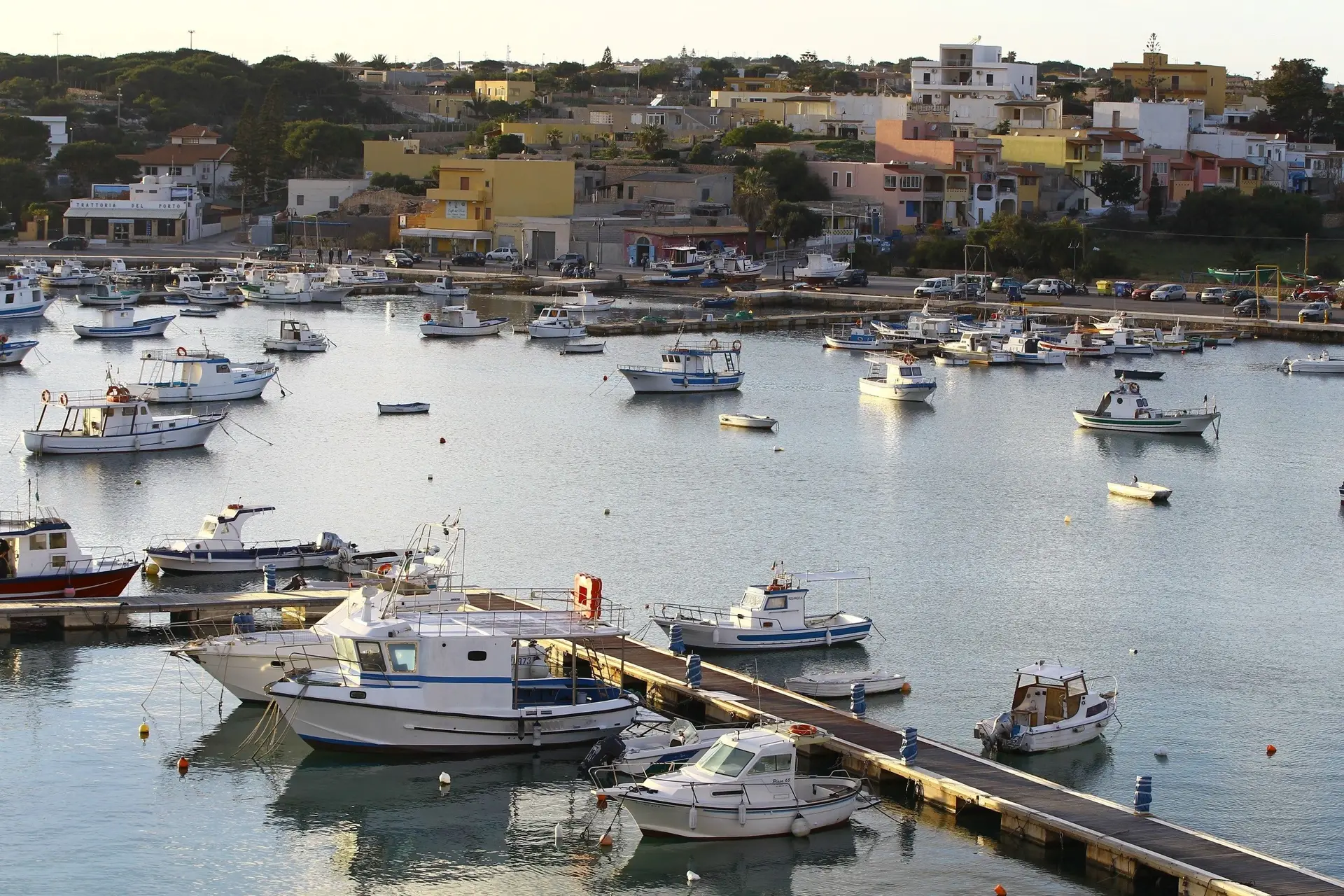 Alex, com 41 pessoas a bordo e sem condições sanitárias, declara "estado de necessidade" e vai em direção a Lampedusa
